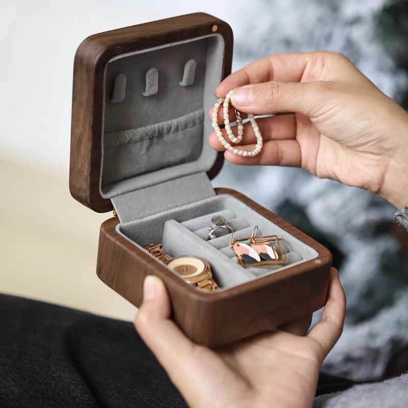Hộp đựng trang sức bằng gỗ hãng Wooduce