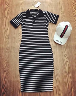 Váy body kẻ cổ đức