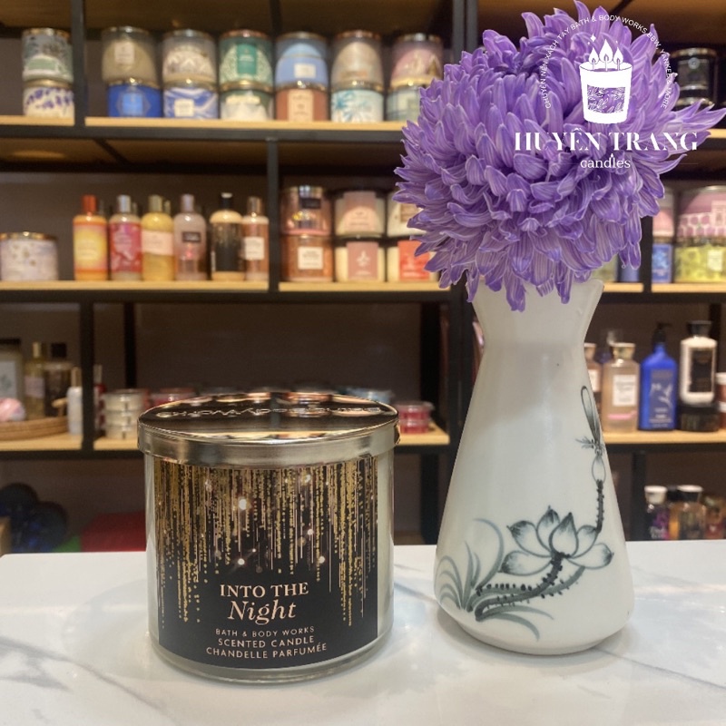 Nến thơm 3 bấc mùi Into the night hãng Bath & Body Works BBW 411gr