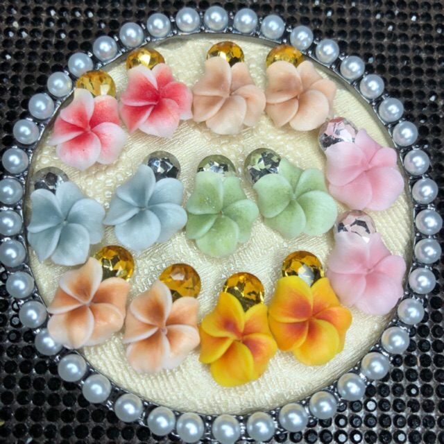 hoa bột ly ôm đá
