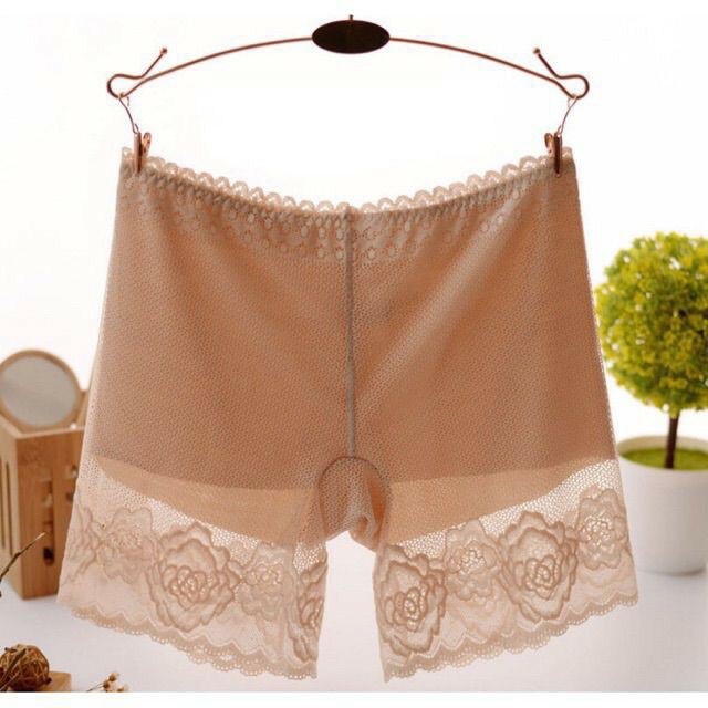 Quần đùi mặc trong váy ren hoa hồng