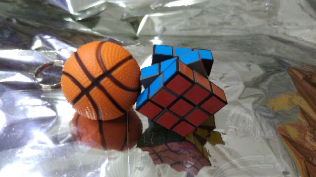 Bộ 2 món gồm 1 móc khóa trái banh và 1 rubik đồ chơi xoay được