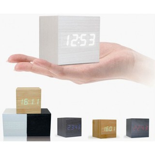 Đồng hồ gỗ đen hình vuông có đèn LED