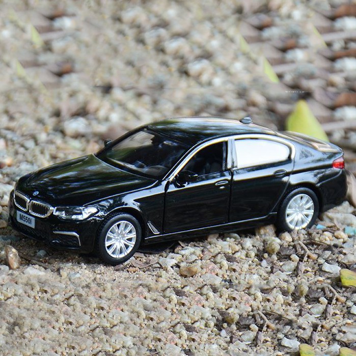 Mô hình xe kim loại BMW M550i tỷ lệ 1:36