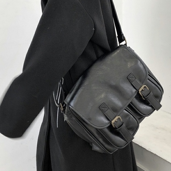 Túi đeo chéo da bóng khóa kiểu dáng basic gài đa năng dễ sử dụng