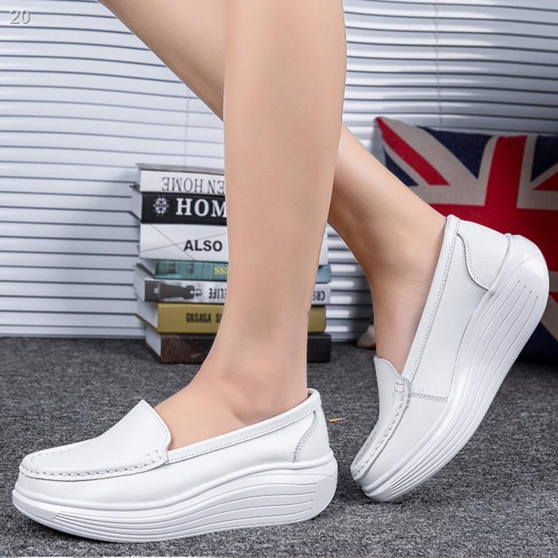 Mùa xuân và thu 2021 giày bập bênh phụ nữ y tá màu trắng đế dày nêm nền tảng đơn của mẹ không trơn trượt bình thường