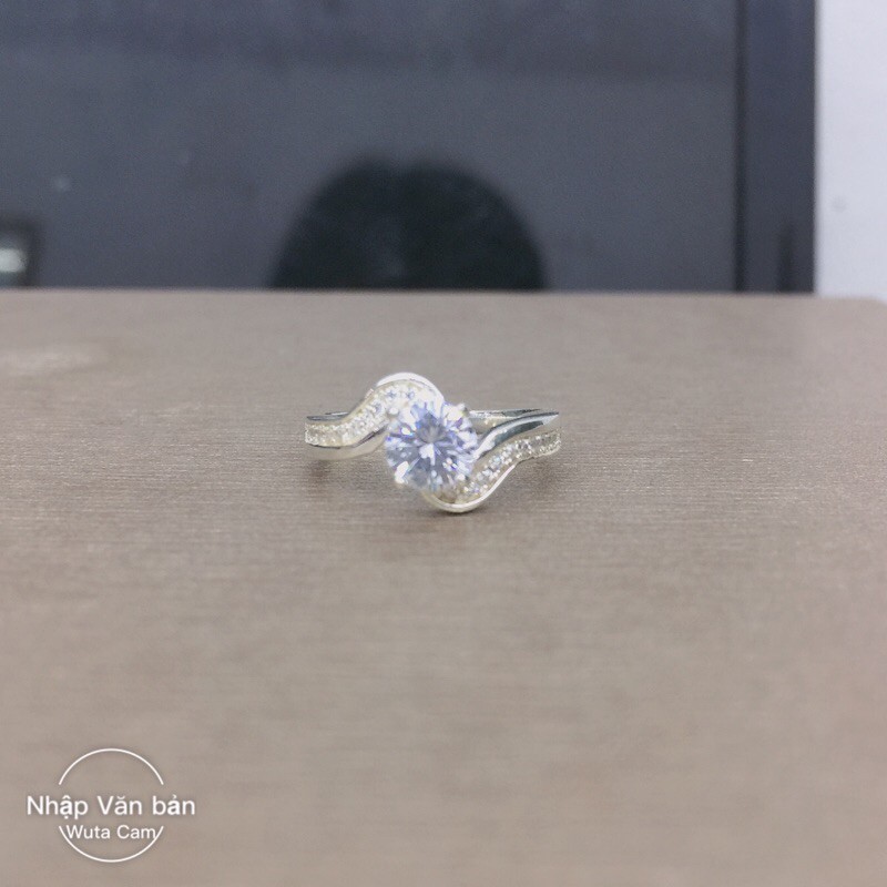 Nhẫn đai lượn sóng đối xứng đá cao bạc chuẩn