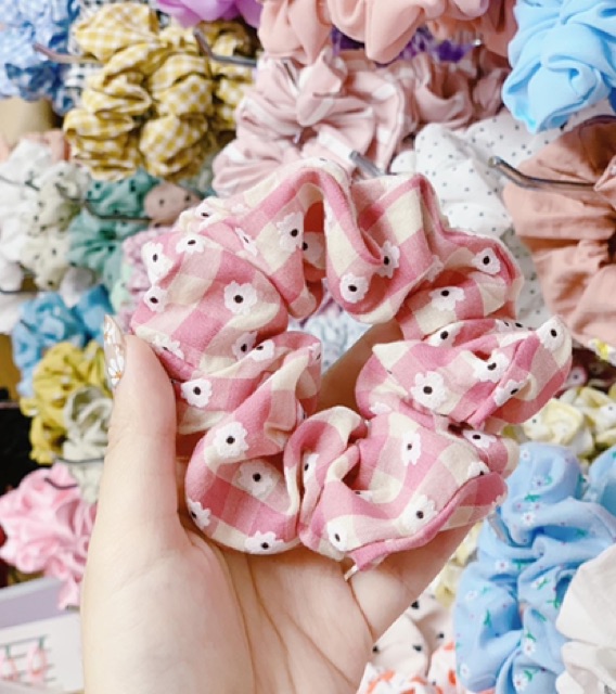 Cột tóc scrunchies hoạ tiết hoa nhí