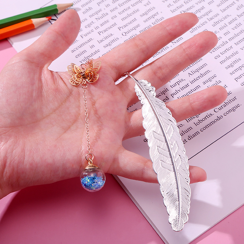 Bookmark Đánh Dấu Sách Bằng Kim Loại Phối Lông Vũ Và Bướm Sáng Tạo