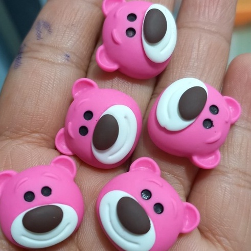 Charm gấu dâu dùng để trang trí lên điện thoại, đồ lưu niệm, bình nước, dép cross