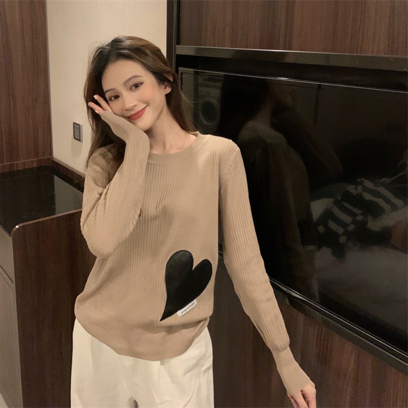 Áo sweater dài tay cổ tròn bằng len dệt kim họa tiết trái tim màu trơn dáng rộng giữ ấm mùa Đông cho nữ