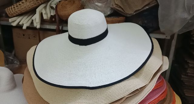Mũ cói vành rộng trắng tinh viền đen siêu sang chảnh
