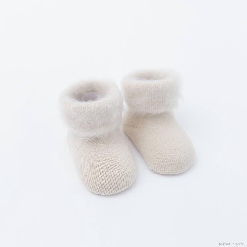 Vớ trơn màu giữ ấm mùa đông dễ thương dành cho các bé