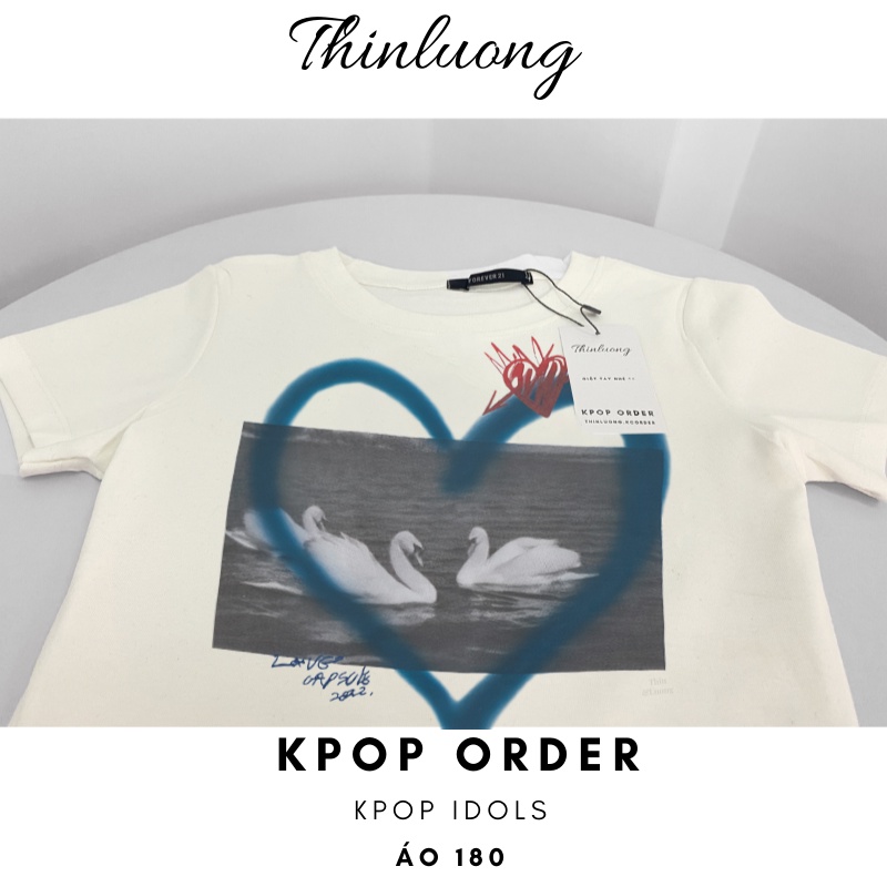 Áo trắng croptop in hình giống IU