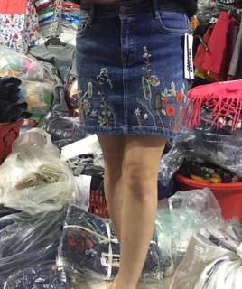 Chân váy bò thêu hoa