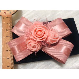 Cài áo nơ phối hoa hồng. kt 6 x 8cm