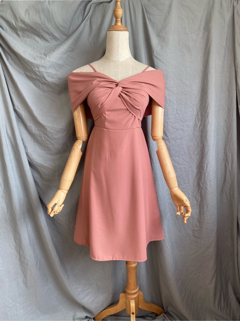 Đầm trắng dự tiệc xoè trễ vai xoắn ngực | BigBuy360 - bigbuy360.vn