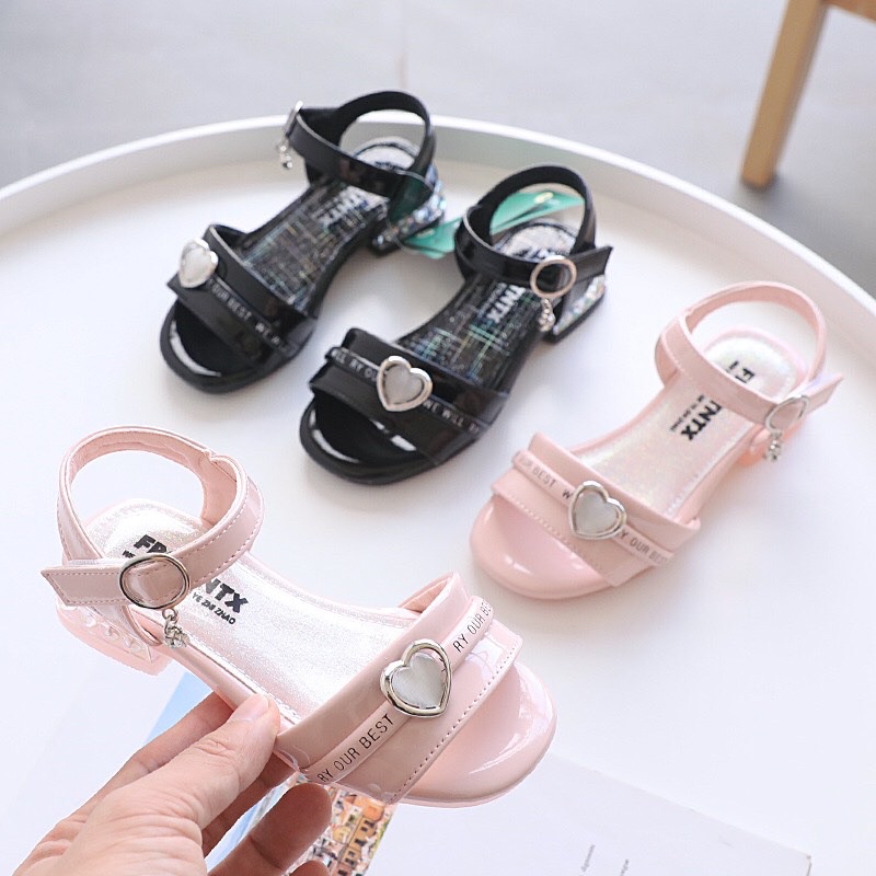 Sandal cho bé gái -dép quai hậu cho bé đi học có gót đế dẻo và viền đính đá đi êm chân da bóng có trái tim ở quai SL2022