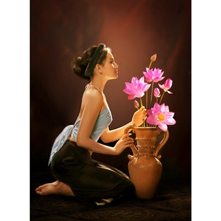 Tranh đính đá cô gái bên bình hoa sen kích thước 50x65cm.