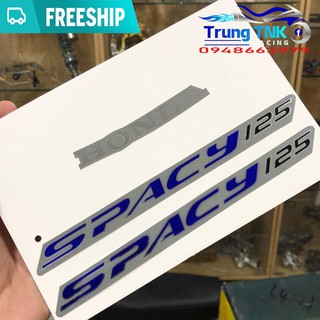 Tem honda spacy 125 màu trắng.