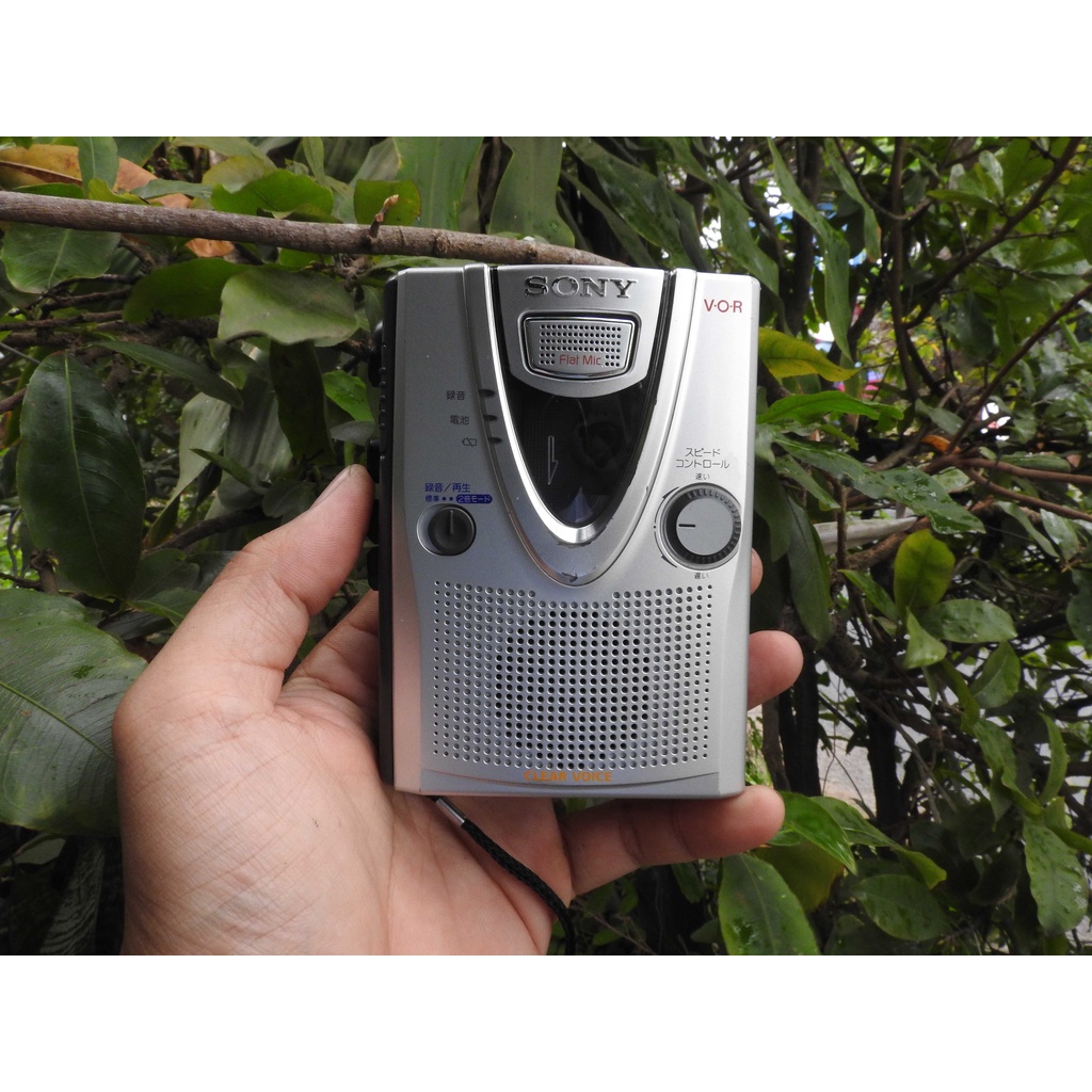 Máy nghe nhạc Cassette Sony TCM-400 có loa ngoài nghe được 2 bên tai nghe màu bạc sáng đẹp nhỏ gọn