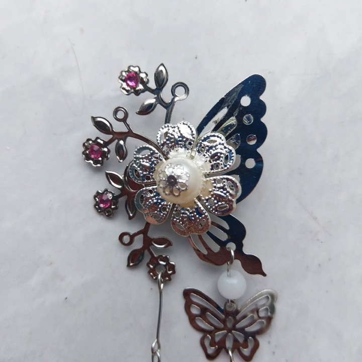 Kẹp tóc cổ trang họa tiết hoa bướm kết hợp tua rua chuỗi hạt