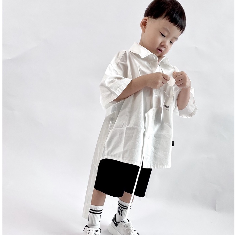 ÁO SƠ MI BÉ TRAI , ÁO SƠ MI TRẺ EM MÀU TRẮNG VÀ ĐEN KIỂU HÀN QUỐC CỰC ĐẸP LÊN PHOM CHUẨN