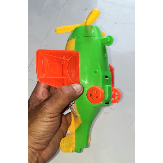 Một chiếc máy bay trực thăng bằng nhựa chạy chớn rất đẹp