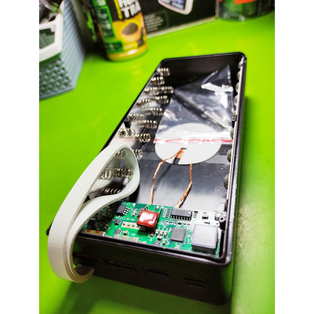 Box sạc dự phòng 16 cell 18650 sạc không dây  3 cổng vào dây da