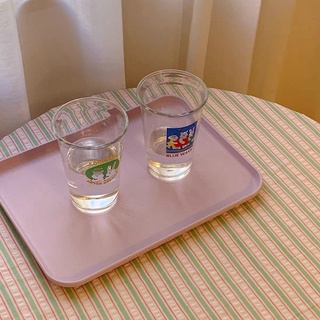 Khay lúa mạch đựng trái cây snack sắp xếp để bàn