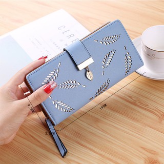 Ví dài cầm tay họa tiết chiếc lá.