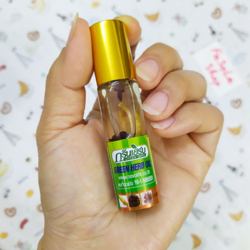 Dầu gió lăn thảo dược GREEN HERB OIL 8cc Thái Lan nhân sâm ginseng aroma oil novolife nhức đầu đau xương khớp đốt cắn