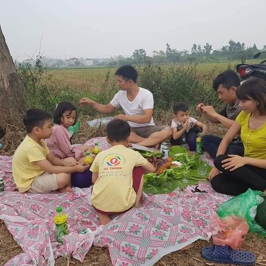 Khăn Trải Bàn PE Chống Thấm Dùng 1 Lần Trong Các Bữa Tiệc Liên Hoan, Picnic, Dã Ngoại Kích Thước 1m2 x1m5