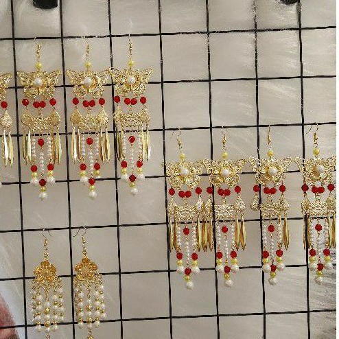 Khuyên tai cổ trang hầu đồng
