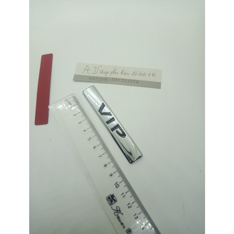 logo trang trí bằng kim loại nguyên khối chữ VIP có miếng dán đi kèm