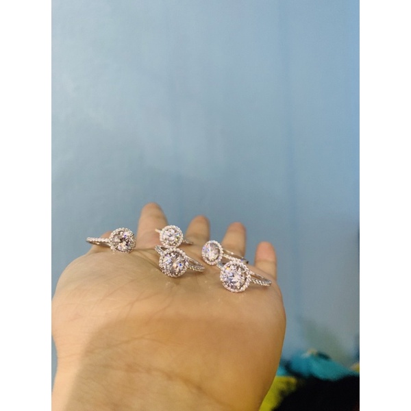 Nhẫn bạc phủ vàng trắng viền hàng đá nhỏ ôm 1 viên 6-7ly ngoài sáng đẹp hơn hình