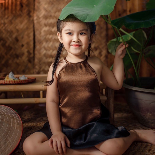[Hàng thiết kế] Váy yếm đào màu nâu truyền thống cho bé gái cực kì dể thương