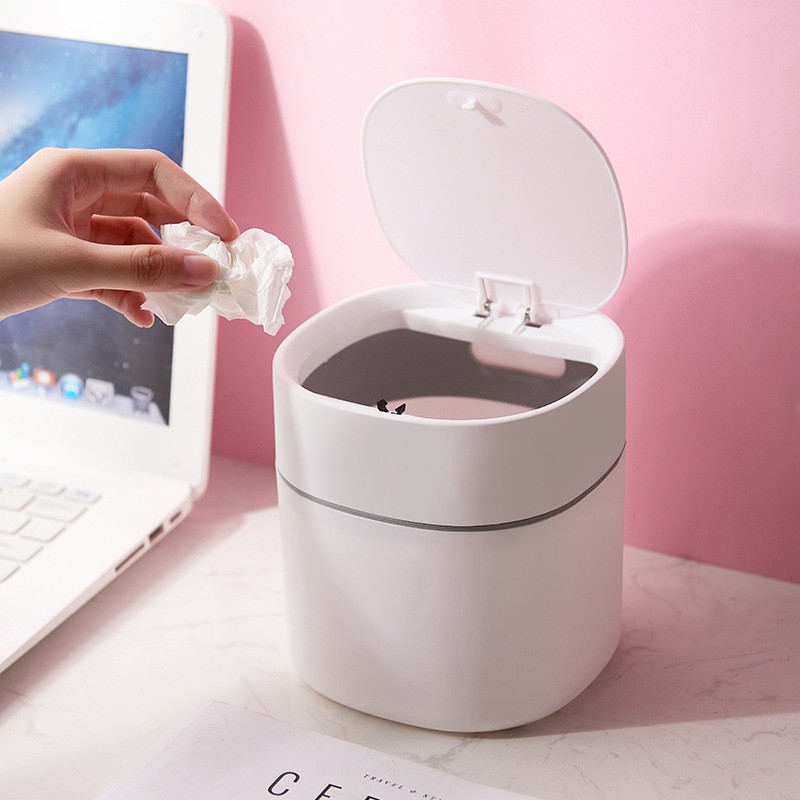 Thùng rác mini, phong cách châu âu, nắp bật tự động, tháo lắp túi rác dễ dàng.