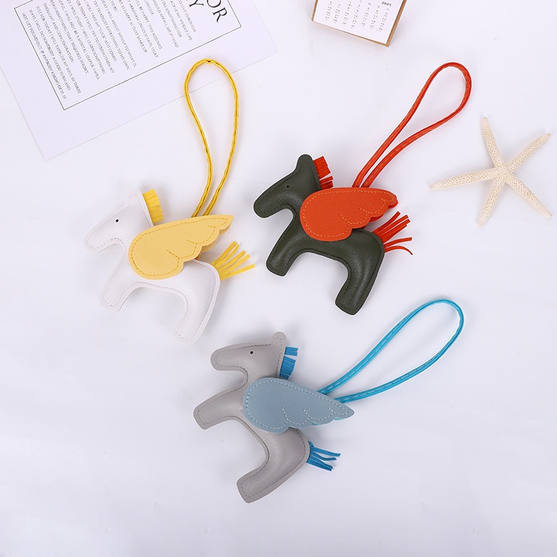 Móc Ngựa Da HM Có Cánh Treo Túi Xách  - Charm Ngựa Da Treo Túi Mẫu Mới Nhất