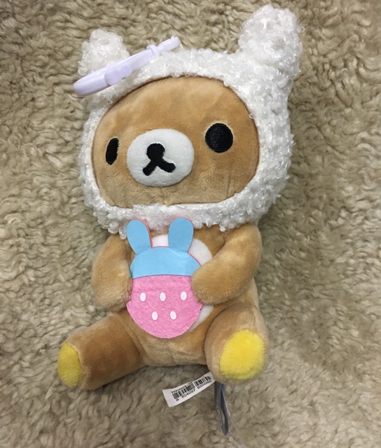 Gấu bông Rilakkuma Nhật cosplay ôm dâu có móc nhựa, size 18cm