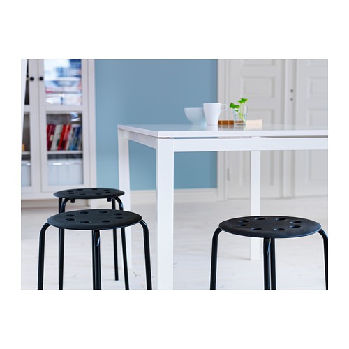 Ghế đôn Ikea Marius có thể xếp lên nhau phù hợp dùng trong nhà bếp và phòng khách