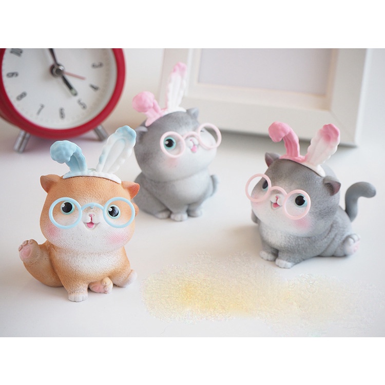 Tượng mô hình mèo cute đeo kính bờm thỏ làm quà tặng lưu niệm, trang trí bàn làm việc, trang trí taplo xe ô tô Mee Store