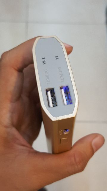 Pin sạc dự phòng Esaver Y325S 10.000 Mah hàng trưng bài chất lượng như mới giá chỉ 180k .