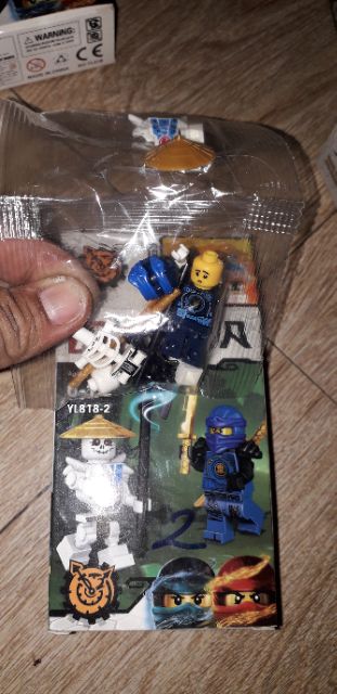 Lắp ráp 1 hộp LegoNinja chiến đấu với ma xương YL818
