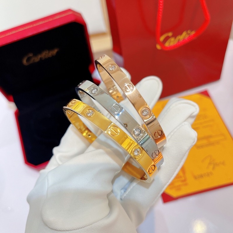 Vòng tay Titan Ca-ti-e khóa bấm