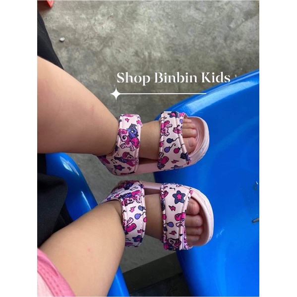 Sandal siêu nhẹ cho bé gái từ 4tháng đến 4tuổi, chất xốp siêu nhẹ đi mềm êm không thấm nước có hai quai dán siêu tiện