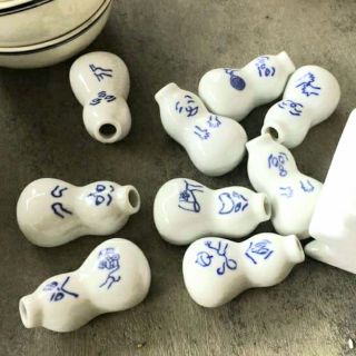 Gác đũa sứ dáng hồ lô vẽ ngộ nghĩnh