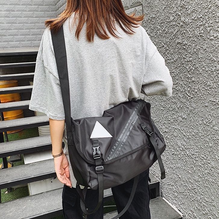 Túi đeo chéo chống nước đựng laptop họa tiết tam giác phản quang