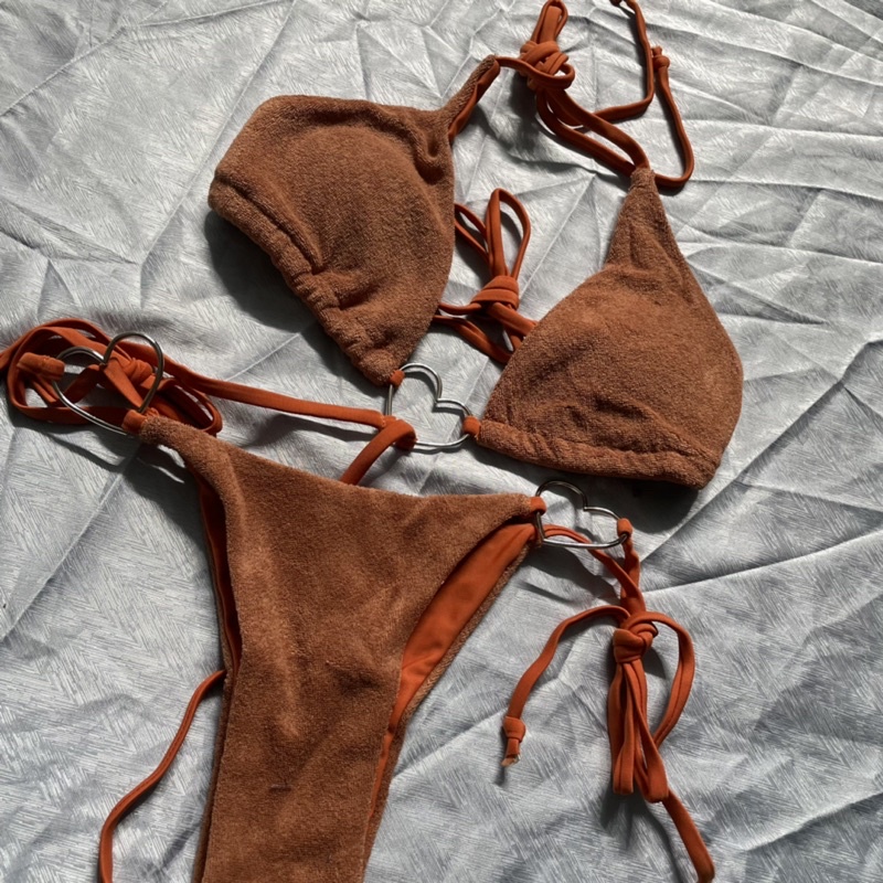 Bikini 2 mảnh trái tim lọt khe