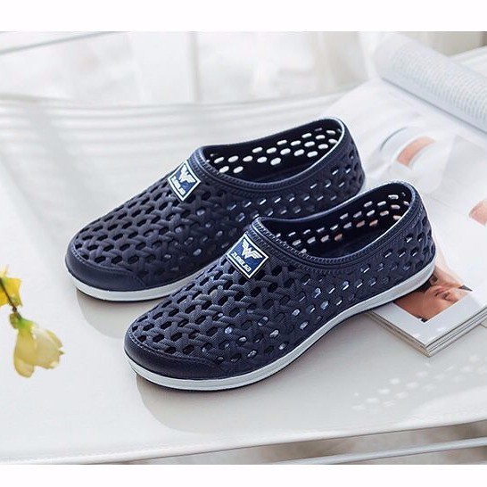 Giày crocs nhựa đế mềm chống trượt thời trang cho cặp đôi